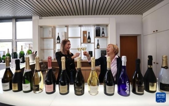 9月13日，在法國蘭斯附近的希尼萊羅斯，人們在佳醍亞總部享用香檳酒。新華社記者 高靜 攝