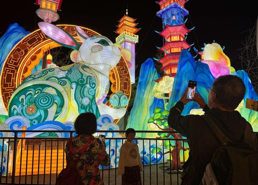 市民游客在2024年北京中秋國慶彩燈游園會欣賞彩燈。新華社記者楊淑君 攝
