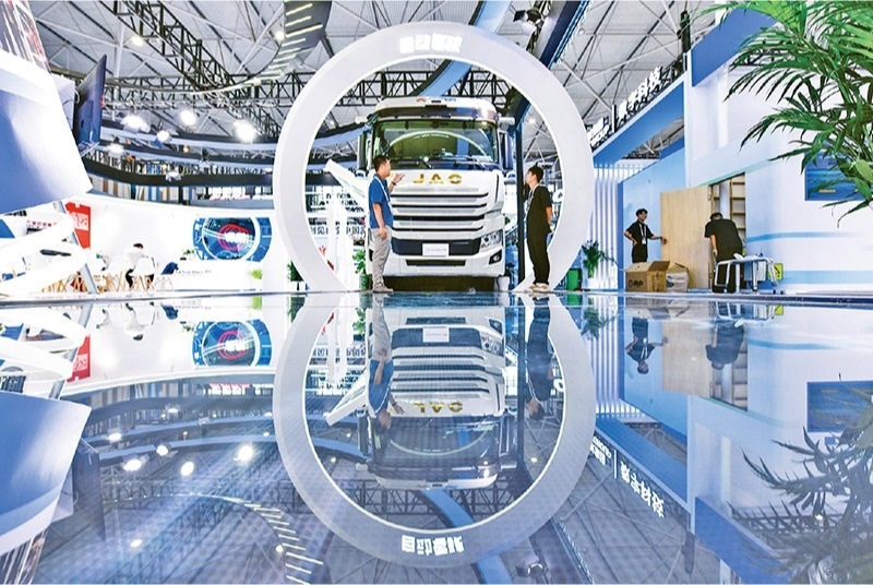 黨的二十屆三中全會提出，加快構(gòu)建促進(jìn)數(shù)字經(jīng)濟(jì)發(fā)展體制機(jī)制，完善促進(jìn)數(shù)字產(chǎn)業(yè)化和產(chǎn)業(yè)數(shù)字化政策體系。2024年8月28日至30日，2024中國國際大數(shù)據(jù)產(chǎn)業(yè)博覽會在貴州貴陽舉辦。圖為工作人員在介紹無人駕駛重型卡車。 新華社記者 楊文斌/攝