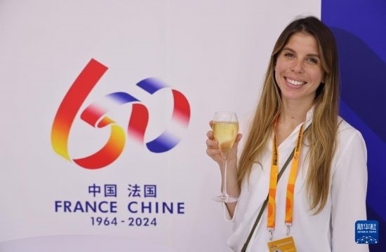 9月12日，工作人員在服貿(mào)會法國國家館展示香檳酒。新華社記者 戚曉毅 攝