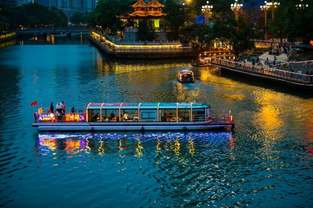 成都“夜游錦江”火鍋船。（唐斌治 攝）