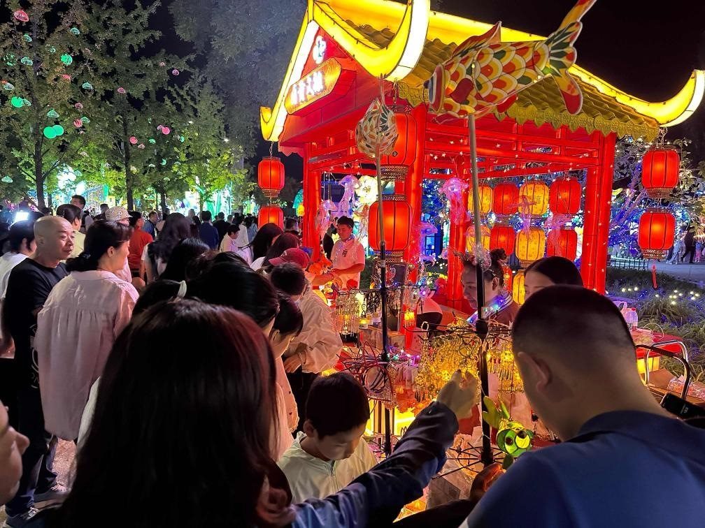 市民游客在2024年北京中秋國慶彩燈游園會上選購特色文創(chuàng)商品。新華社記者楊淑君 攝