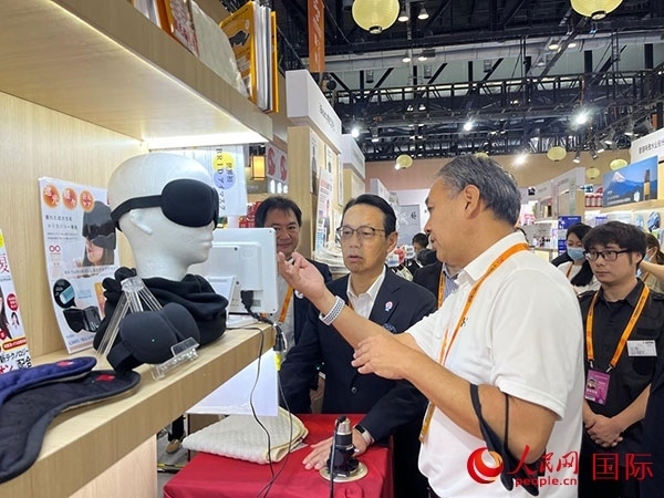 日本駐華大使金杉憲治（左二）參觀2024年服貿(mào)會日本館。人民網(wǎng)記者 盛楚宜攝