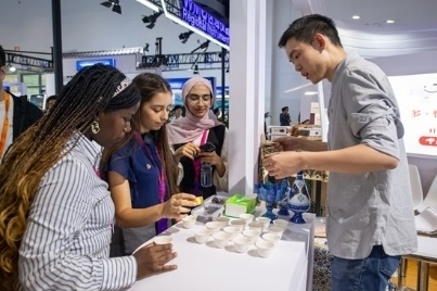 觀眾正在品嘗伊朗的藏紅花茶。人民網(wǎng)記者 翁奇羽攝