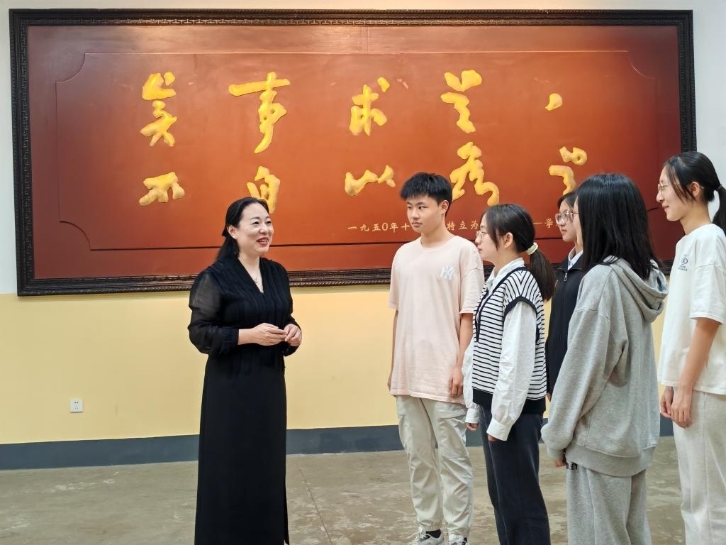 湖南第一師范學院思政課教師正在為學生講述紅色校史。（受訪者供圖）