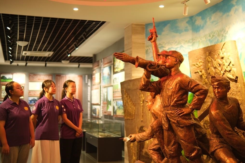 7月26日，南開大學實踐隊在環(huán)江革命陳列館了解毛南族人民在黨的領導下進行革命斗爭的歷程。（受訪者供圖）