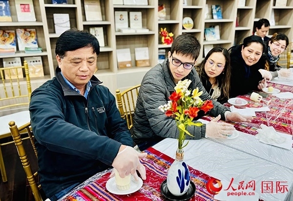 前來參加活動(dòng)的利馬居民共同制作冰皮月餅。人民網(wǎng)記者 宋亦然攝