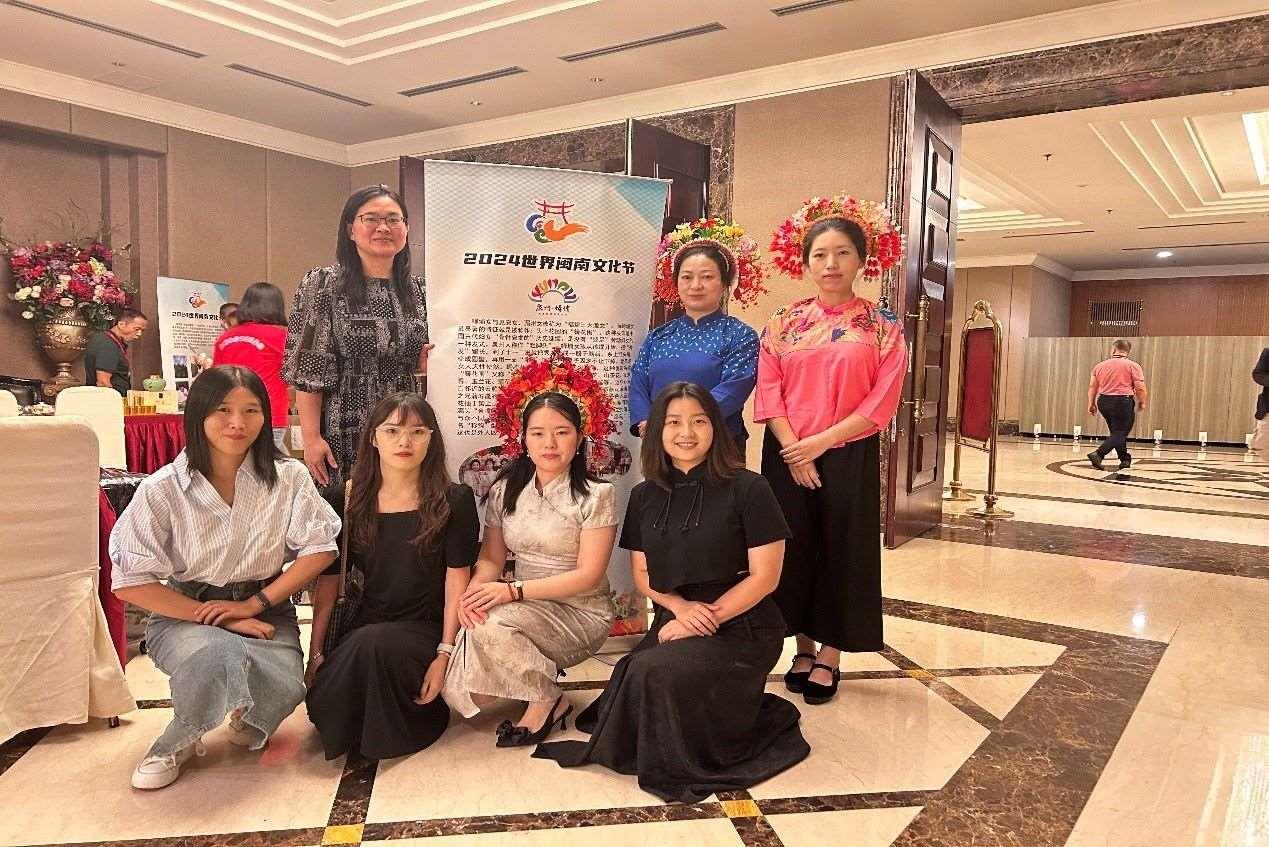 阿拉扎大學(xué)孔子學(xué)院老師和簪花圍傳承人合影。阿拉扎大學(xué)孔子學(xué)院供圖