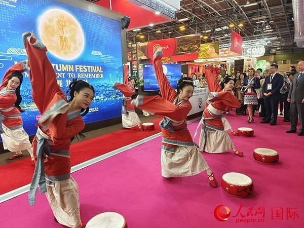 “你好！中國”展臺(tái)開幕式上的中國傳統(tǒng)舞蹈表演。人民網(wǎng)記者 尚凱元攝