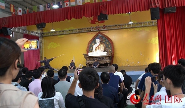 日本少林寺拳法青年代表團(tuán)觀看少林拳表演。人民網(wǎng)記者 張麗婭攝