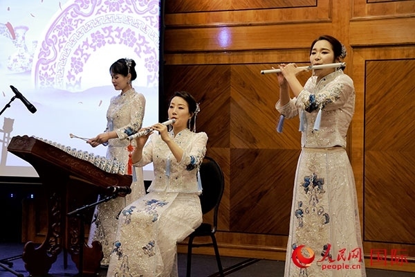 來自景德鎮(zhèn)的陶瓷音樂會在中秋佳節(jié)給英國倫敦的觀眾帶來了別樣的文化體驗(yàn)。人民網(wǎng)記者 邢雪攝