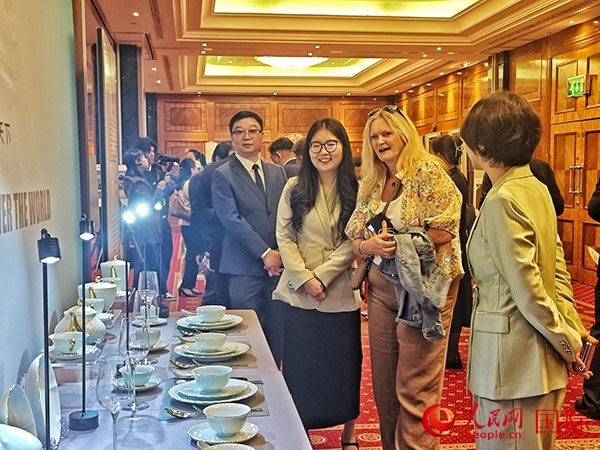 英國觀眾參觀“景德鎮(zhèn)制”區(qū)域品牌新品。人民網(wǎng)記者 邢雪攝