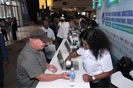 客商現(xiàn)場注冊參觀展會。主辦方供圖