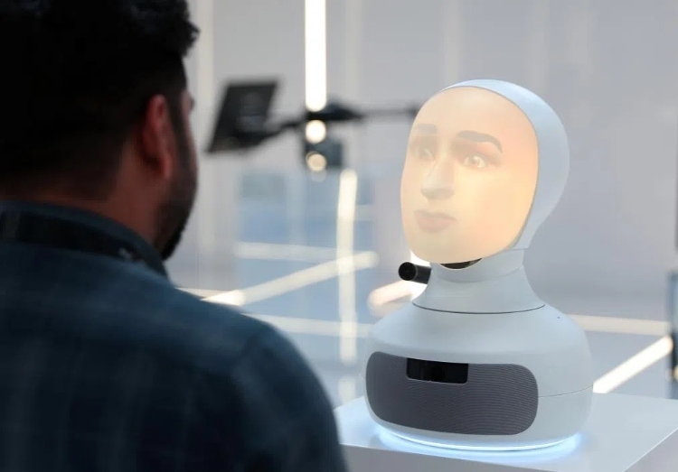 2024年9月12日，在沙特阿拉伯首都利雅得舉行的第三屆全球人工智能峰會(huì)上，一名參會(huì)者與“對(duì)話機(jī)器人”交流。新華社記者 王東震 攝