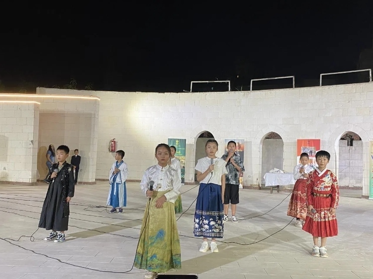 東方藝術(shù)文化館小朋友的詩(shī)朗誦表演。開羅中國(guó)文化中心供圖