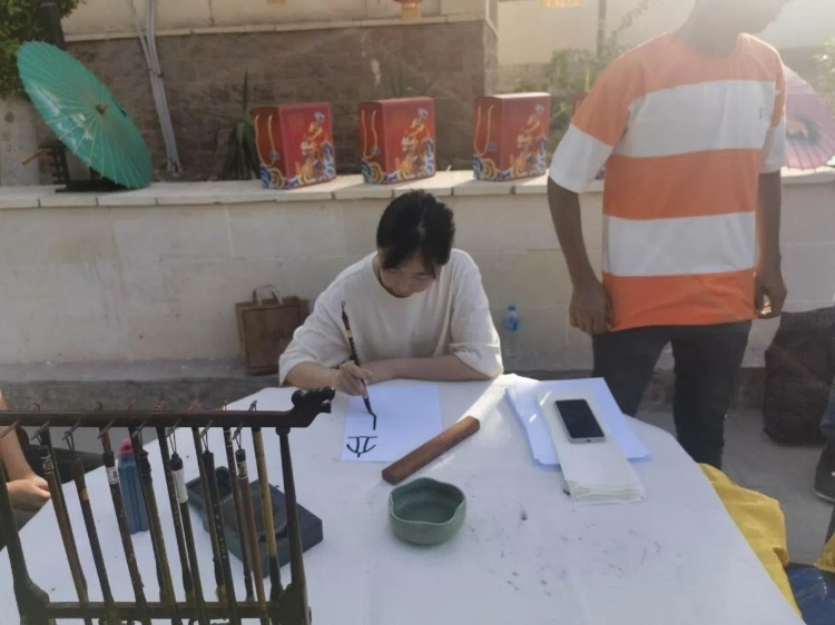 開羅文化中心漢語教師表演中國(guó)書法。開羅中國(guó)文化中心供圖