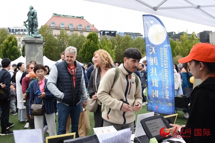 排隊等候品嘗中國美食的游客。人民網(wǎng)記者 殷淼攝