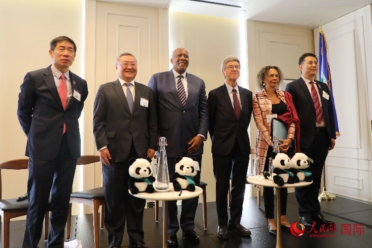 萊索托國(guó)王萊齊耶三世、中國(guó)常駐聯(lián)合國(guó)代表傅聰?shù)燃钨e出席活動(dòng)。人民網(wǎng)記者 李志偉攝