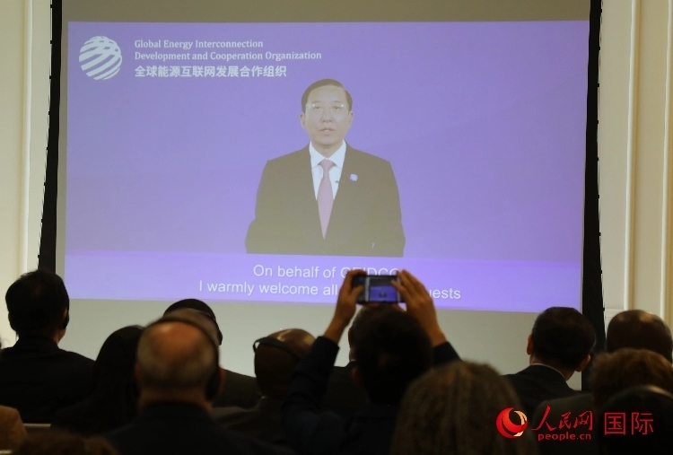 全球能源互聯(lián)網(wǎng)發(fā)展合作組織主席、中國(guó)電力企業(yè)聯(lián)合會(huì)理事長(zhǎng)辛保安通過(guò)視頻方式致辭。人民網(wǎng)記者 李志偉攝