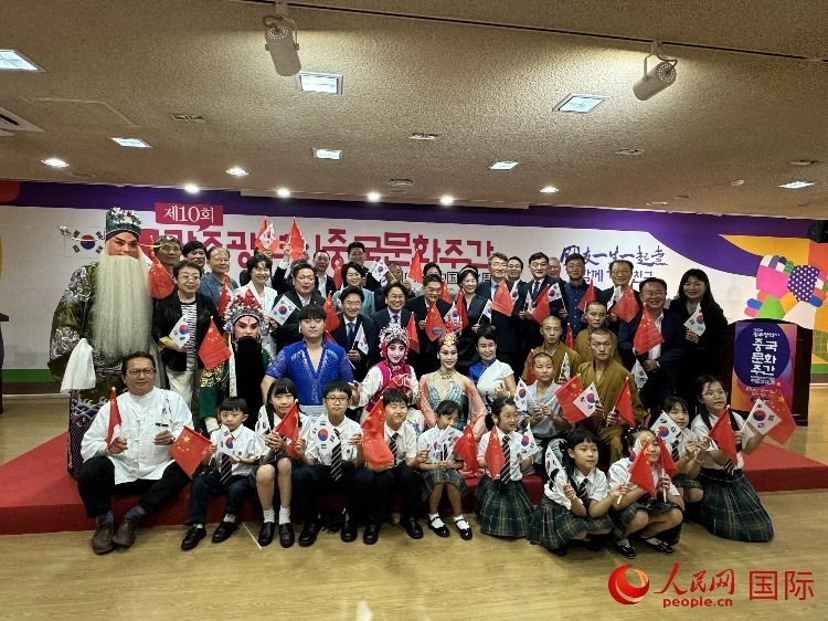 中韓雙方嘉賓和演員在中國(guó)文化周開(kāi)幕式上合影留念。人民網(wǎng)記者 莽九晨攝