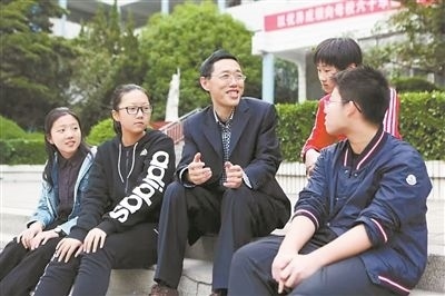 淮北市首批高層次人才儲備金獲得者、淮北市第一中學教師陳超（左三）在與學生交談?；幢笔形瞬殴ぷ骶止﹫D
