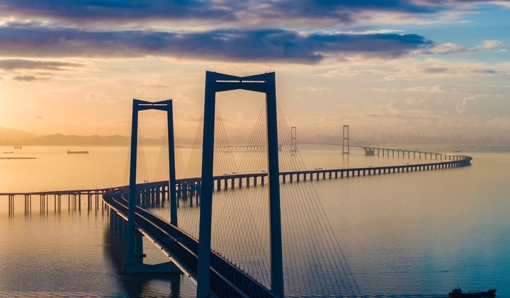 2024年6月27日，沐浴在晨曦中的深中通道（無人機(jī)照片）。新華社記者毛思倩 攝