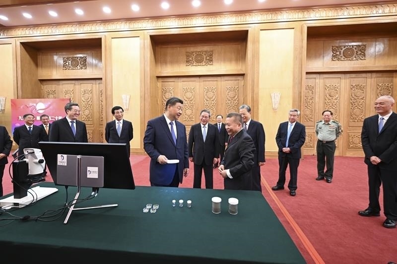 △2024年9月23日，習近平總書記等參觀月球樣品和探月工程成果展覽。