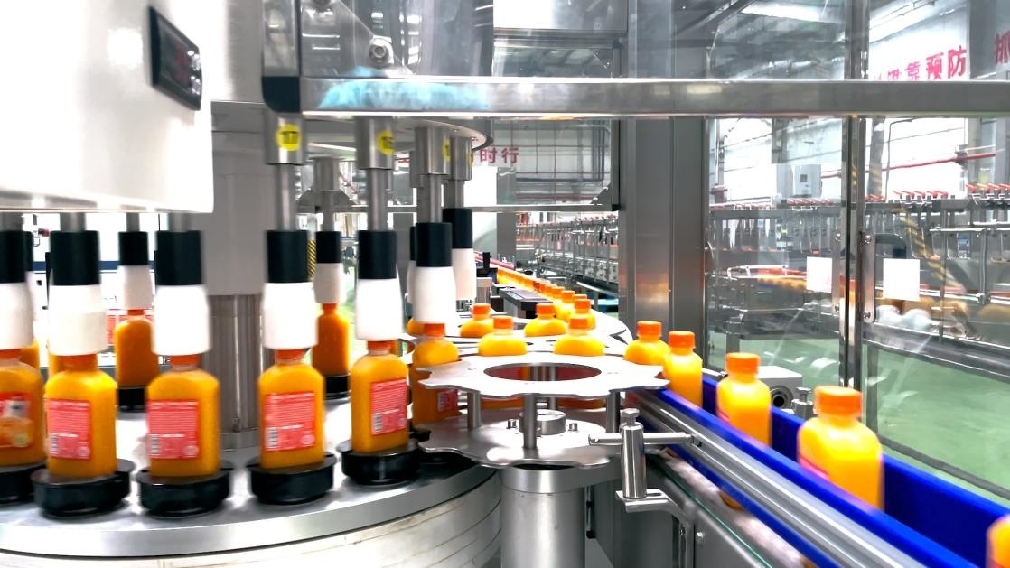 一輕食品（丹江口）產(chǎn)業(yè)園內的桔汁飲料生產(chǎn)線。 受訪者供圖