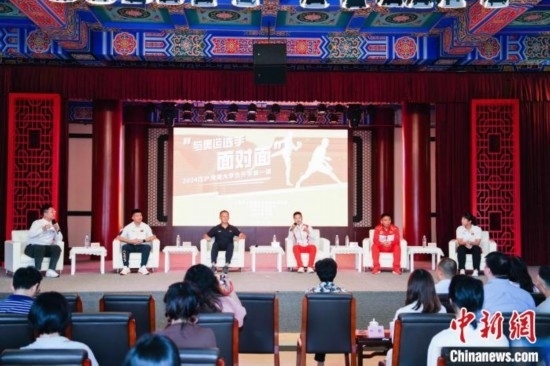 吳愉、王德新、沈?qū)W軍、江海東、朱曉蕾與在座同學(xué)們分享個人的體育故事與成長感悟。上海市港澳辦供圖