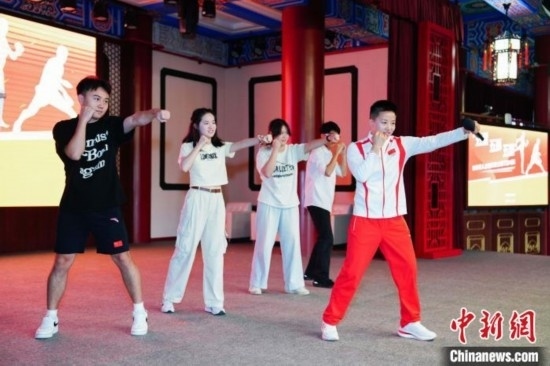 巴黎奧運會拳擊冠軍吳愉現(xiàn)場教學(xué)。上海市港澳辦供圖