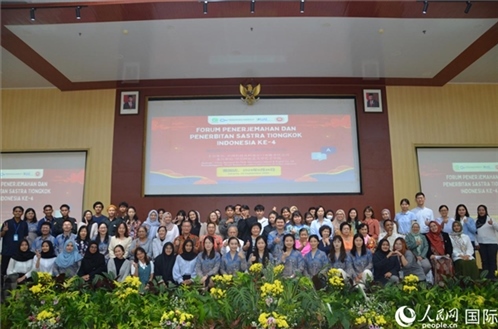 與會嘉賓與阿拉扎大學師生合影。人民網(wǎng)記者 李培松攝