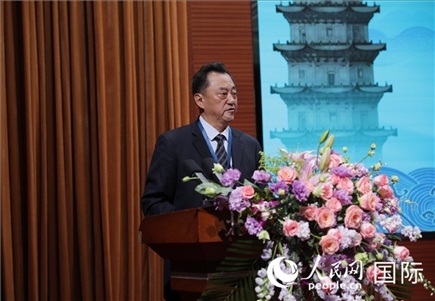北京語言大學(xué)黨委書記倪海東在“走進中華文明——海絲印記 世遺泉州”主題人文交流活動中致辭。人民網(wǎng) 王婧攝