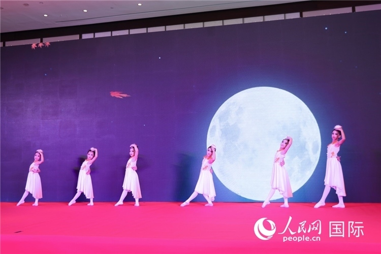 中國青少年歌舞表演。人民網(wǎng)記者任皓宇攝