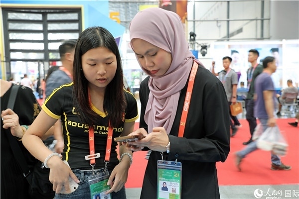 東博會(huì)現(xiàn)場(chǎng)，馬來(lái)西亞展商在同中方工作人員交談。人民網(wǎng)記者 趙益普攝