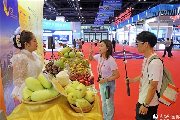 在東博會(huì)泰國(guó)展區(qū)，參觀者在向泰方工作人員了解泰國(guó)水果情況。人民網(wǎng)記者趙益普攝