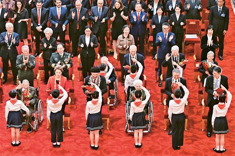 2024年9月29日，中華人民共和國國家勛章和國家榮譽稱號頒授儀式在北京人民大會堂隆重舉行。圖為少先隊員向國家勛章和國家榮譽稱號獲得者敬禮致意。 新華社記者 岳月偉/攝