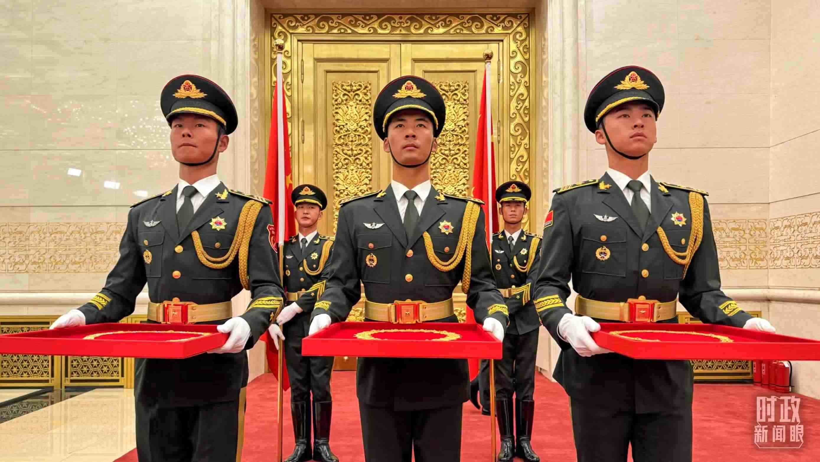 禮兵手捧共和國勛章、友誼勛章和國家榮譽稱號獎章。（總臺央視記者李增仁拍攝）