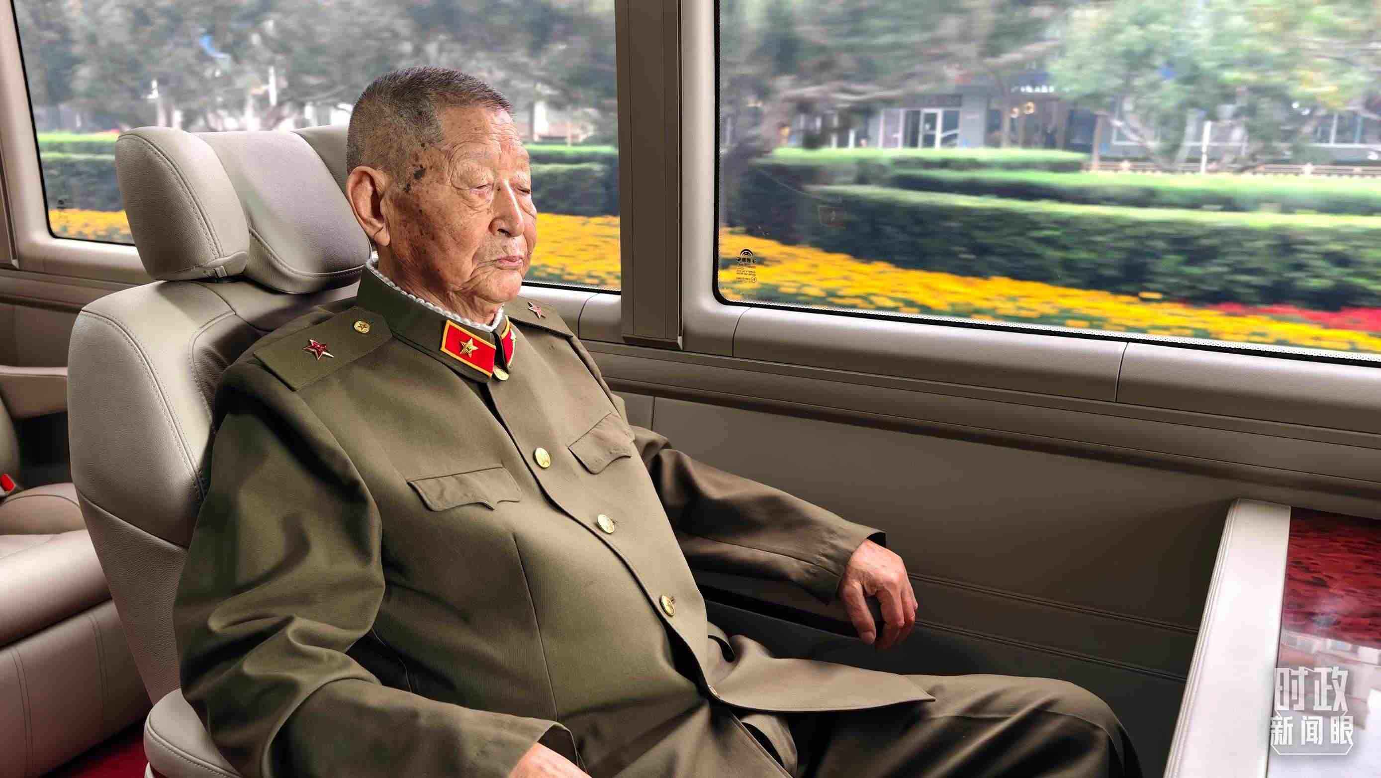 “共和國勛章”獲得者黃宗德乘坐禮賓車前往人民大會堂。（總臺央視記者胡瑋拍攝）