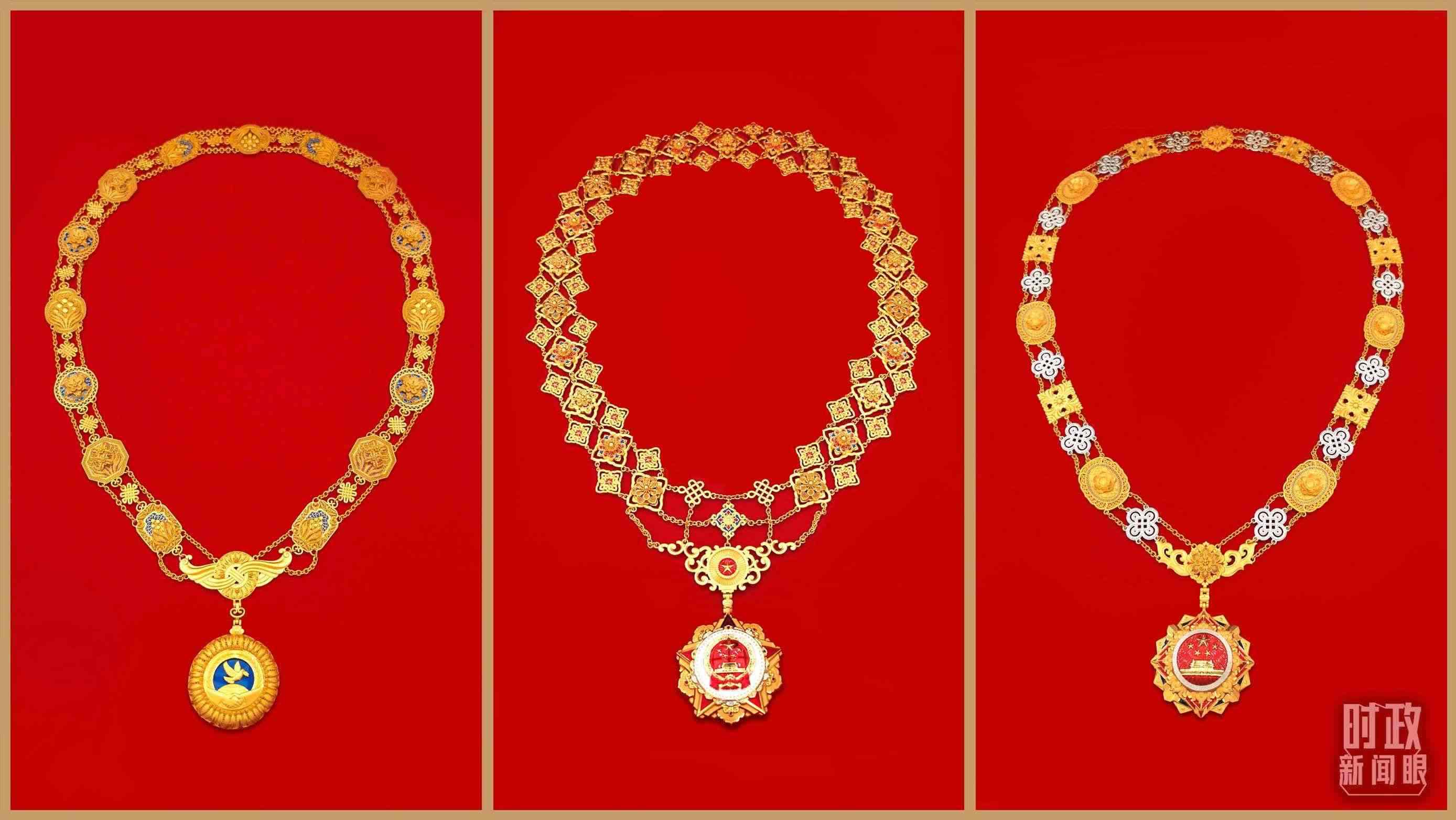 “共和國勛章”（中）、“友誼勛章”（左）和國家榮譽稱號獎章（右）。（總臺央視記者郭鴻、鄂介甫拍攝）