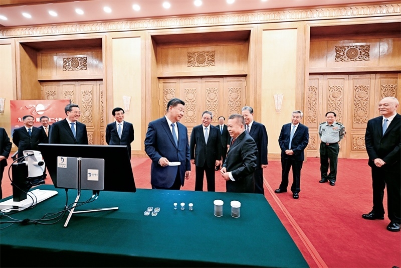 2024年9月23日，黨和國(guó)家領(lǐng)導(dǎo)人習(xí)近平、李強(qiáng)、趙樂(lè)際、王滬寧、蔡奇、丁薛祥、李希等在人民大會(huì)堂接見(jiàn)探月工程嫦娥六號(hào)任務(wù)參研參試人員代表并參觀月球樣品和探月工程成果展覽。這是習(xí)近平等參觀月球樣品和探月工程成果展覽。 新華社記者 謝環(huán)馳/攝