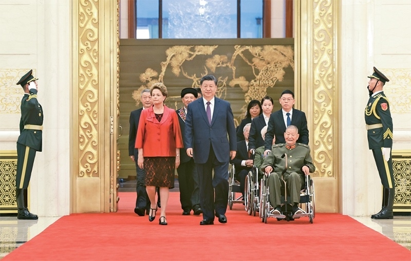 2024年9月29日，中華人民共和國(guó)國(guó)家勛章和國(guó)家榮譽(yù)稱號(hào)頒授儀式在北京人民大會(huì)堂金色大廳隆重舉行。中共中央總書(shū)記、國(guó)家主席、中央軍委主席習(xí)近平同國(guó)家勛章和國(guó)家榮譽(yù)稱號(hào)獲得者一同步入會(huì)場(chǎng)。 新華社記者 王曄/攝