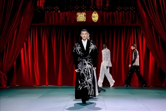 9月28日，模特在法國(guó)巴黎舉行的“2024巴黎·恭王府服飾秀”上展示服裝（主辦方供圖）