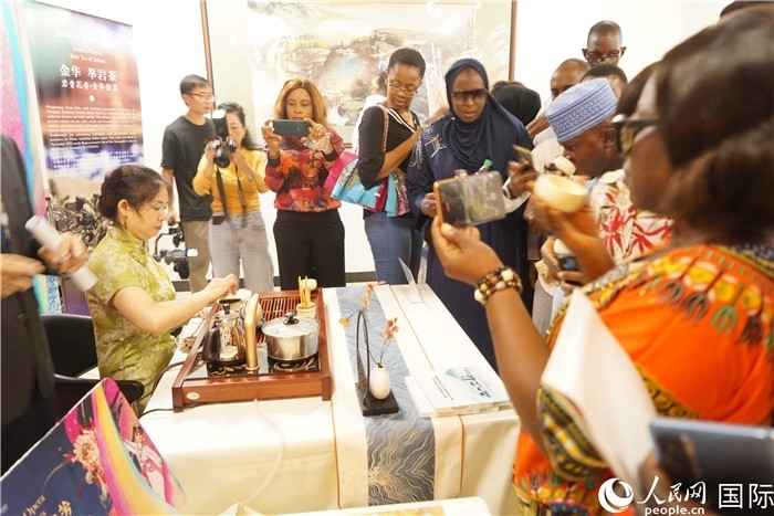 觀眾品嘗金華舉巖茶。人民網(wǎng)記者 姜宣攝