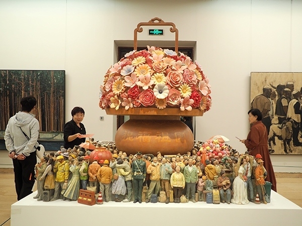 2024年9月28日，觀眾在中國(guó)美術(shù)館參觀“慶祝中華人民共和國(guó)成立75周年——第十四屆全國(guó)美術(shù)作品展覽進(jìn)京作品展”。杜建坡攝。來(lái)源：人民圖片網(wǎng)