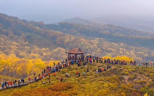 2024年9月27日，內(nèi)蒙古自治區(qū)赤峰市克什克騰旗烏蘭布統(tǒng)景區(qū)層林盡染，游人如織，風(fēng)光如畫。來(lái)源：人民圖片網(wǎng)