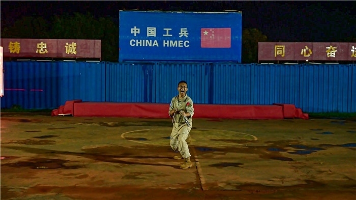 官兵帶來(lái)精彩的雙節(jié)棍表演。馬騫攝