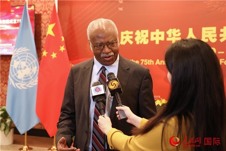 聯(lián)大主席菲勒蒙在招待會(huì)現(xiàn)場(chǎng)接受媒體采訪，他向中國(guó)政府和人民致以節(jié)日祝賀，表示中國(guó)的發(fā)展成就令人驚嘆。人民網(wǎng)記者 李志偉攝