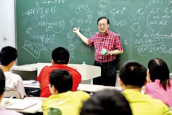 姚期智為清華大學(xué)學(xué)生授課。