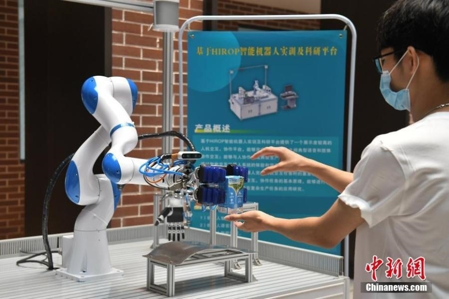  資料圖：高校為學(xué)生打造先進(jìn)科研平臺(tái)。中新社記者 陳楚紅 攝