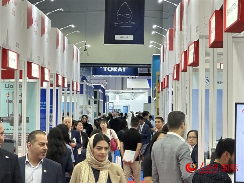 中國(guó)館前人頭攢動(dòng)。人民網(wǎng)記者管克江攝